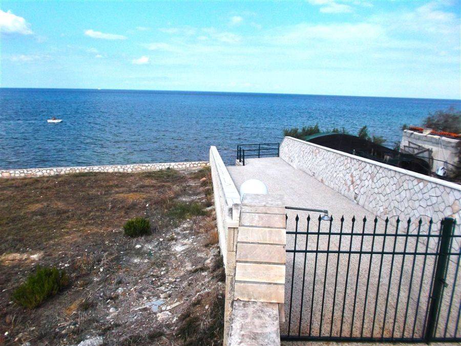entrance to the beach - πρόσβαση στη θάλασσα