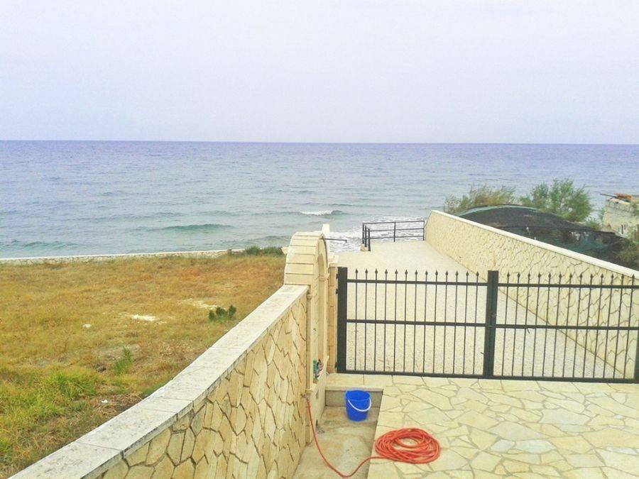 entrance to the beach - πρόσβαση στα θάλασσα