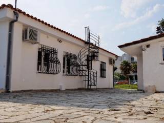 THE STONE TILE PATIO (WEST)