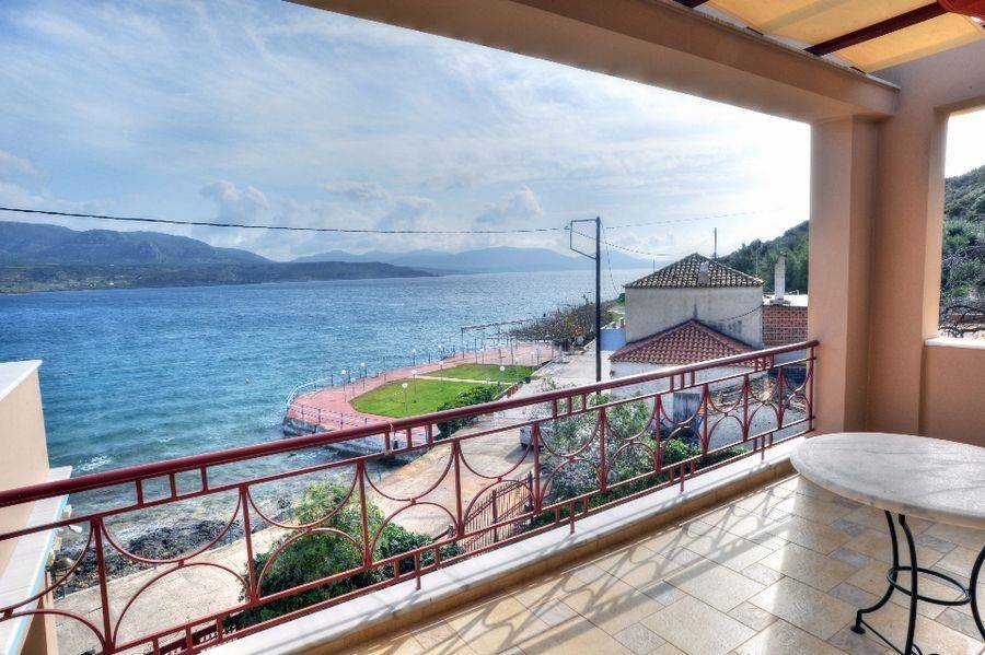 Wonderful and unique villa with panoramic views and access t