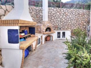 Wonderful and unique villa with panoramic views and access t