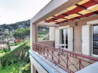 Wonderful and unique villa with panoramic views and access t