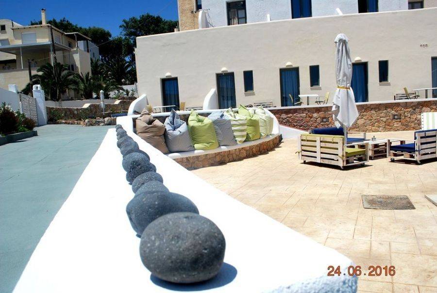 hotel in santorini 2000 sq.m with 50 rooms