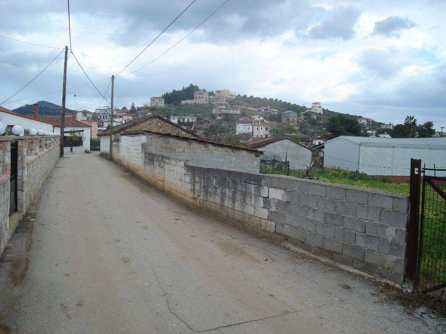 In the center of the village St. Hadrian Nafplion, plot 550