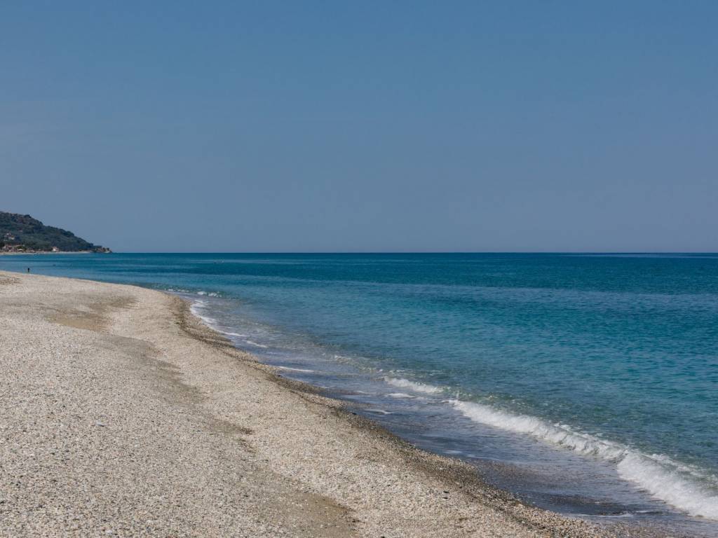 E PARALIA AKRIBOS MPROSTA STO SPITI