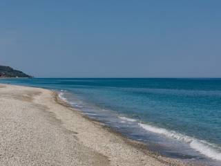 E PARALIA AKRIBOS MPROSTA STO SPITI