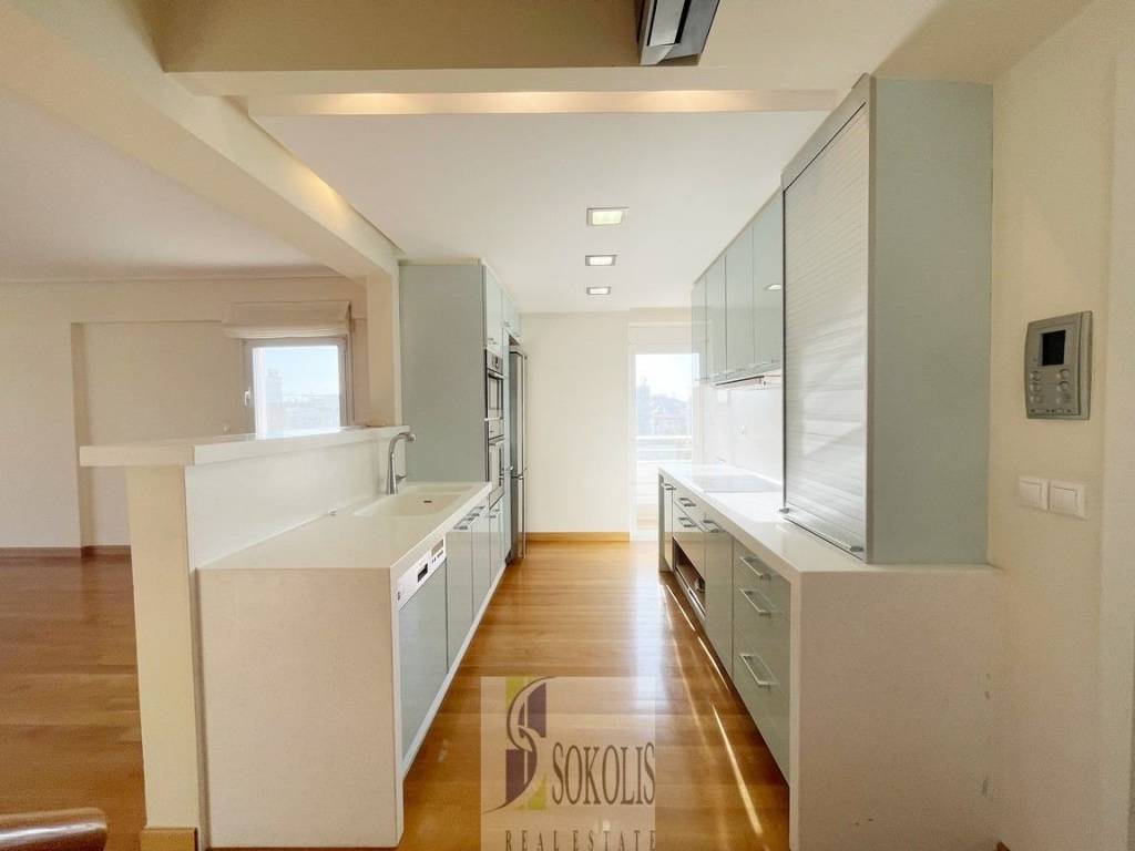 KITCHEN WITH CORIAN COUNTER