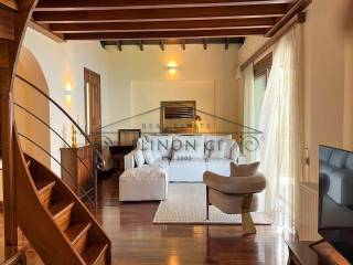 Το σαλόνι με τη μεγάλη μπαλκονόπορτα