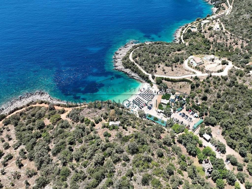 Dipla sten yperoche paralia tes Ammoyso