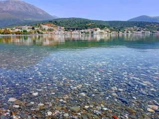 ΠΑΡΑΛΙΑ ΜΕ ΠΕΝΤΑΚΑΘΑΡΑ ΝΕΡΑ ΔΙΠΛΑ ΣΤΟΝ ΟΙΚΙΣΜΟ