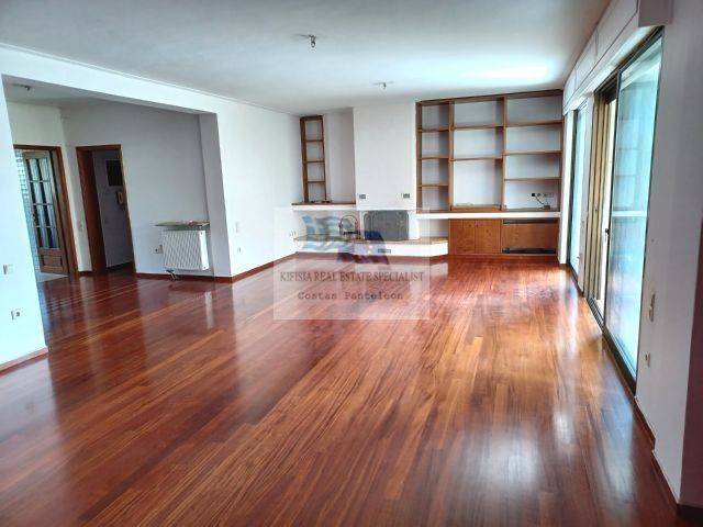 LIVING / DINING ROOM