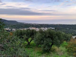 1 - Πωλείται γή έκτασης 3000 τμ. στην Κρήτη.