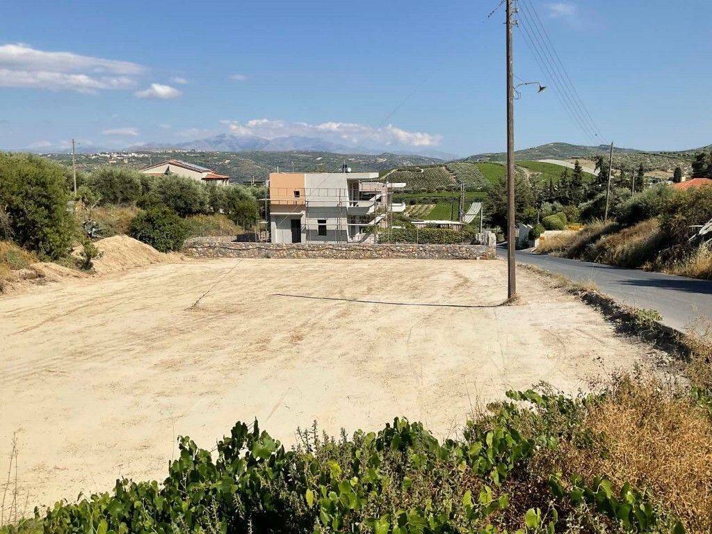 4 - Πωλείται γη έκτασης 1340 μ² στην Κρήτη.