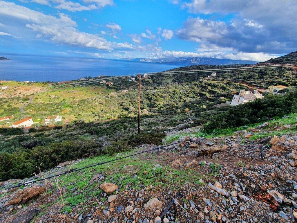 2 - Πωλείται γη έκτασης 1900 μ² στην Κρήτη.