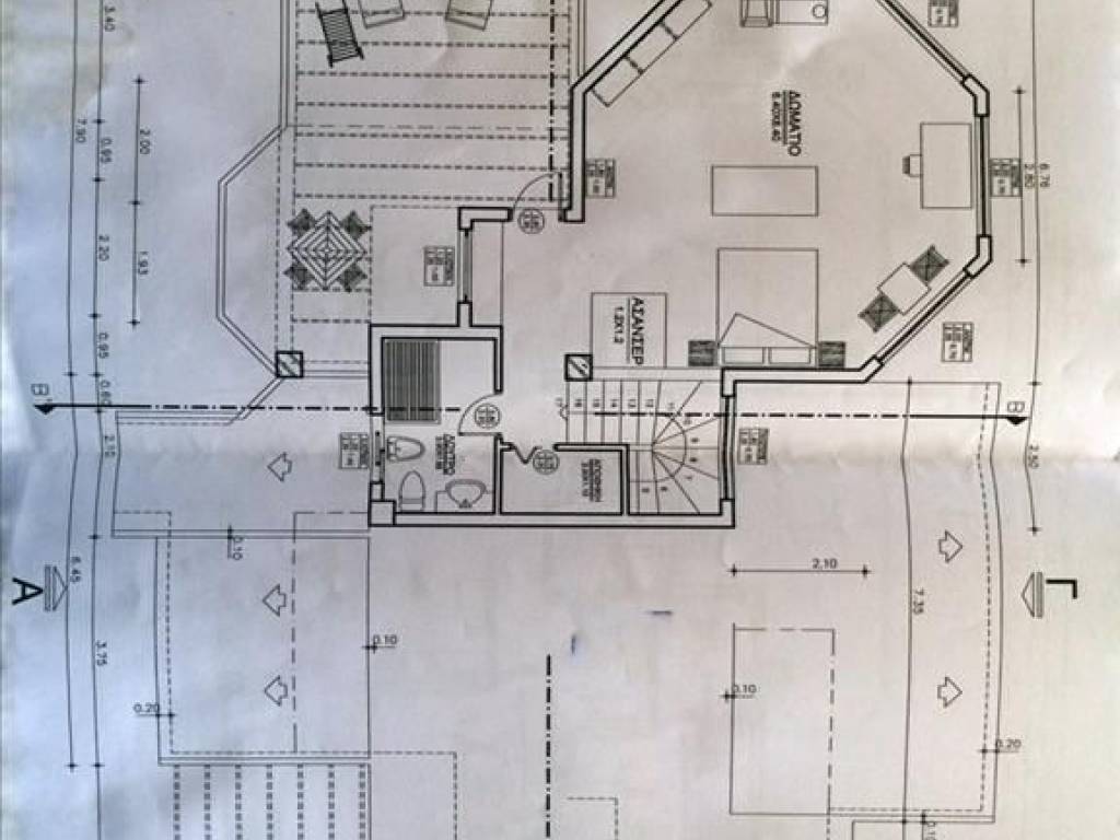 25 - Πωλείται 3-όροφη βίλλα έκτασης 360 τμ στη Χαλκιδική.