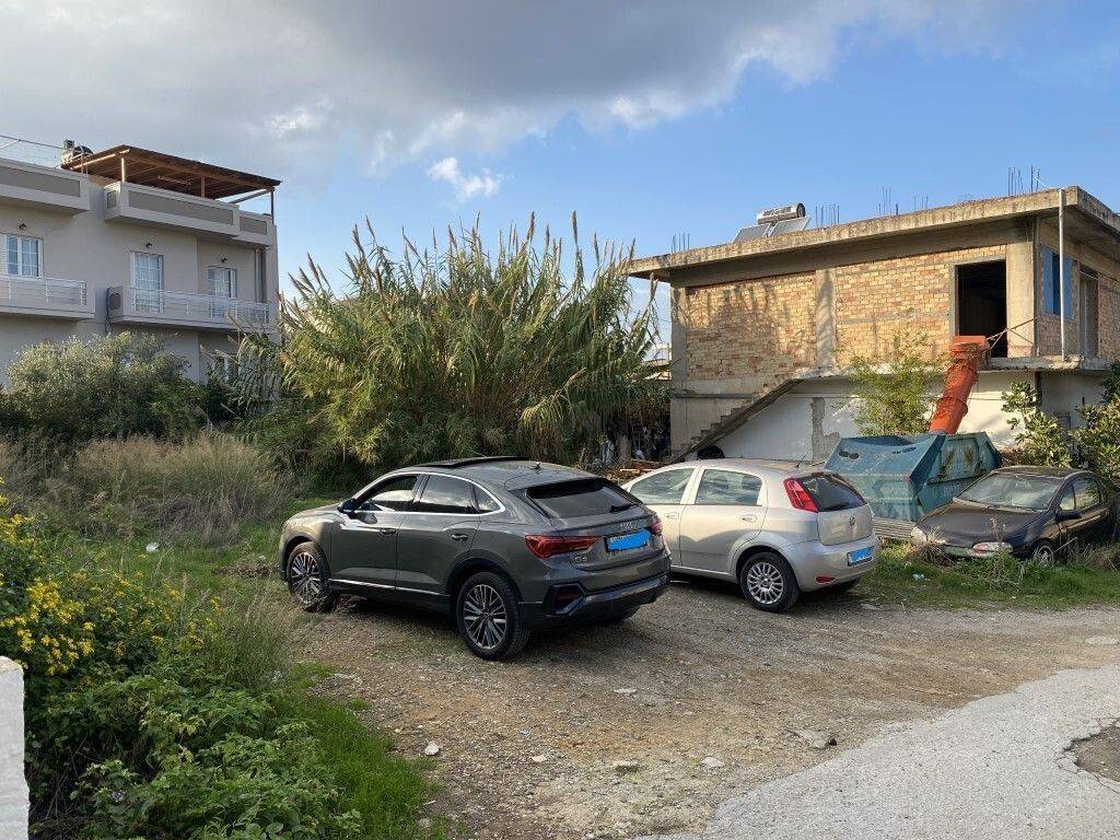 2 - Πωλείται γη έκτασης 370 μ² στην Κρήτη.