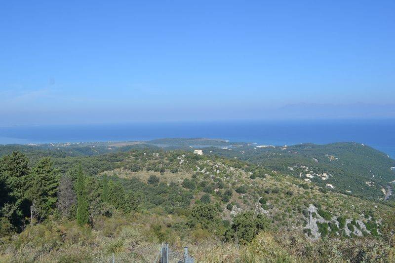 4 - Πωλείται περιφραγμένη γή έκτασης 2740 τμ. στην Κέρκυρα.