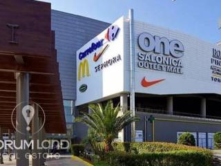 Forumland Real Estate, Γειτονιά