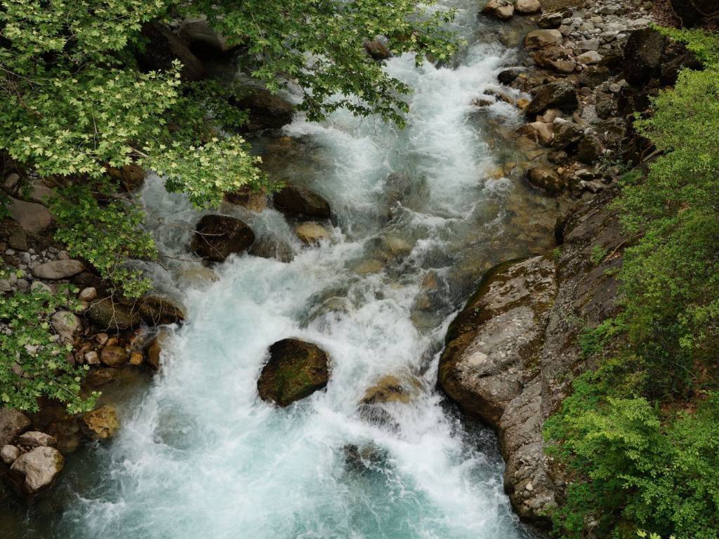 ΑΦΘΟΝΑ ΝΕΡΑ ΣΤΑ ΓΥΡΩ ΜΕΡΗ ΚΑΙ ΕΙΔΙΚΑ ΣΤΑ ΟΡΕΙΝΑ