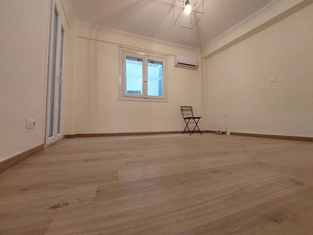 Δεύτερος χώρος με πρόσβαση στην αυλή
Second large room main