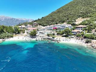 To oikopedo me te paralia emprosthen