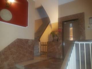 Είσοδος κτιρίου . σκάλα και ανελκυστήρας