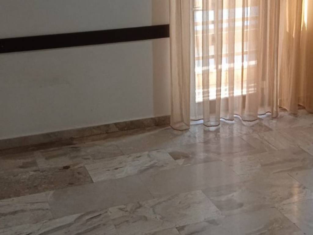 1ο ΓΡΑΦΕΙΟ ΜΕ ΔΥΟ ΧΩΡΟΥΣ ΚΑΙ ΠΟΡΤΑ ΕΝΔΙΑΜΕΣΑ