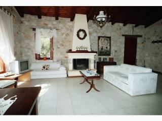 living room with fireplace - σαλόνι με τζάκι