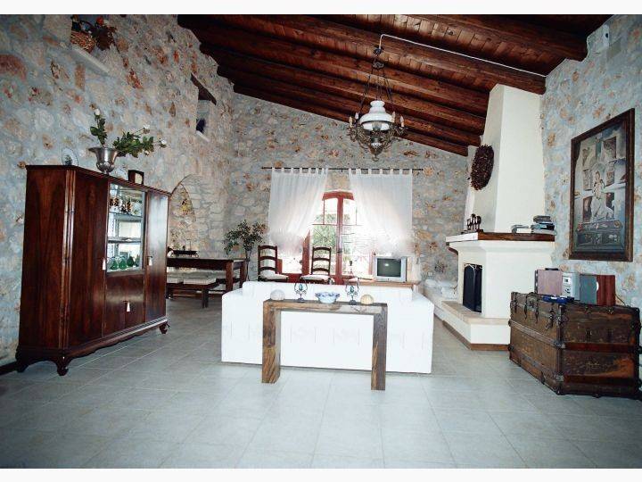 living room with fireplace - σαλόνι με τζάκι