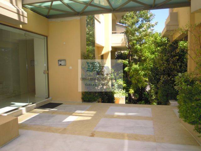 BUILDING&#039;S ENTRANCE