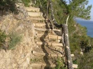 μονοπάτι που οδηγει στη θάλασσα - stairs leads to the beach