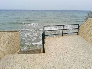 entrance to the beach - πρόσβαση στη θάλασσα