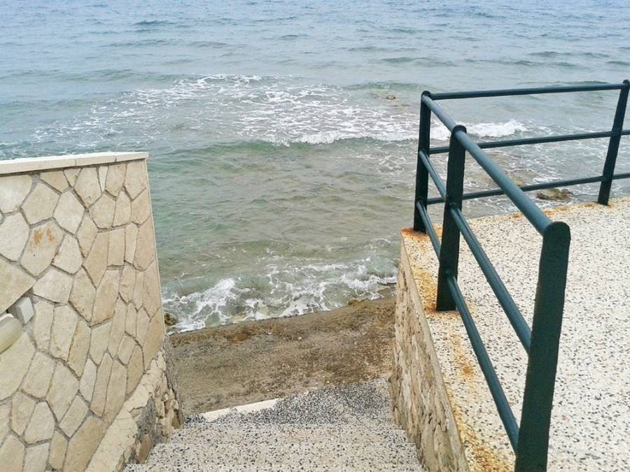 entrance to the beach - πρόσβαση στη θάλασσα