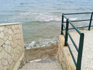 entrance to the beach - πρόσβαση στη θάλασσα