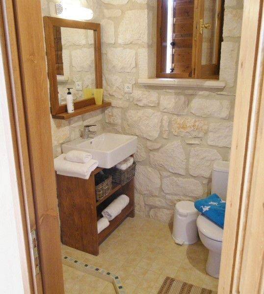 bathroom - μπάνιο