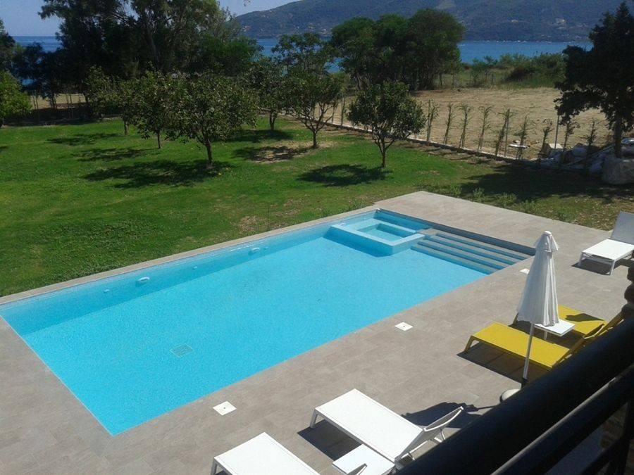 pool area - χώρος πισίνας