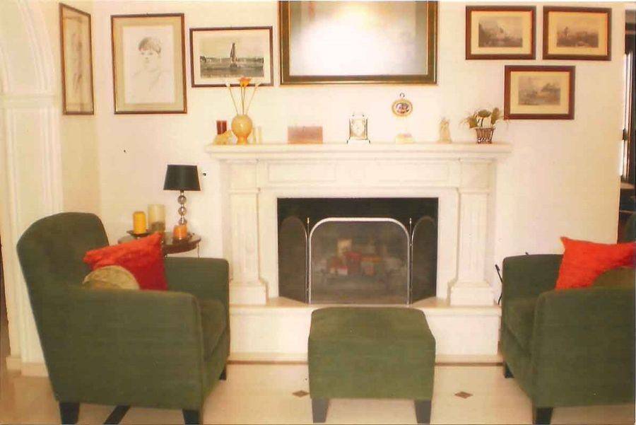 living room with fireplace - σαλόνι με τζάκι