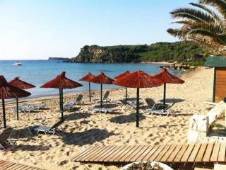 κοντινή αμμώδη παραλία - nearest sandy beach