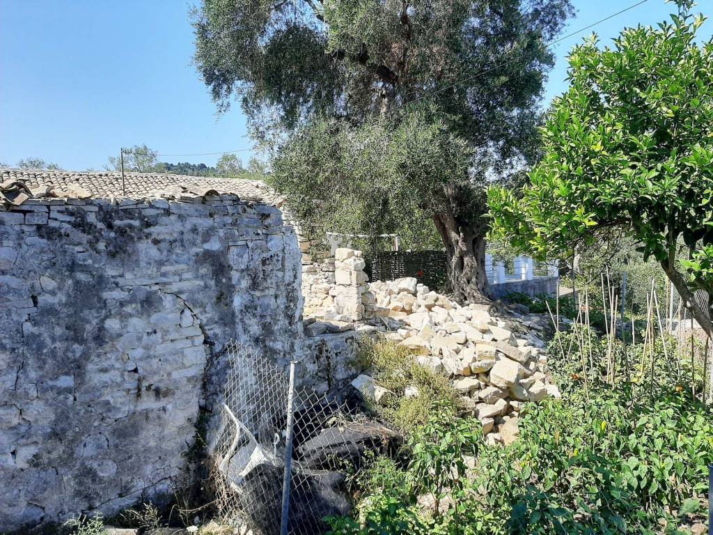 Πέτρινο κτίσμα