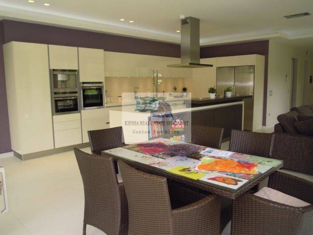 KITCHEN WITH DAILY DINNING AREA