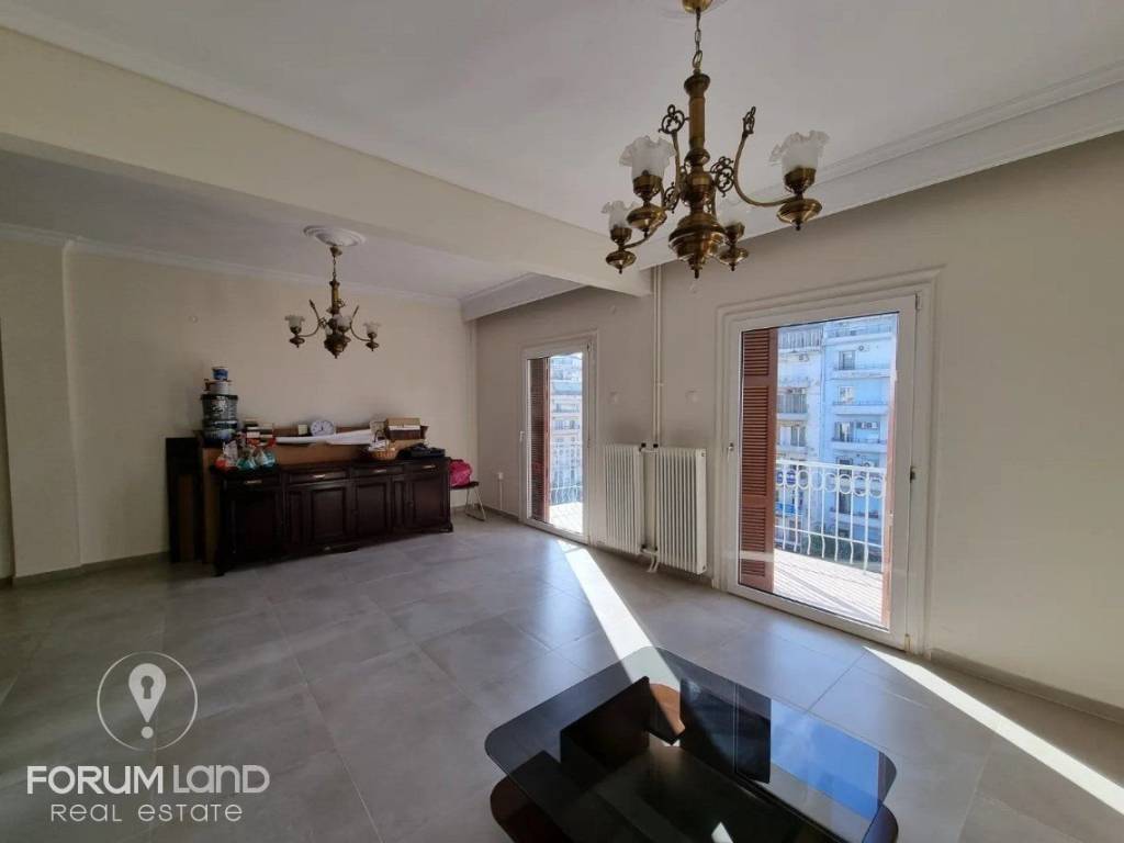 Forumland Real Estate, Σαλόνι