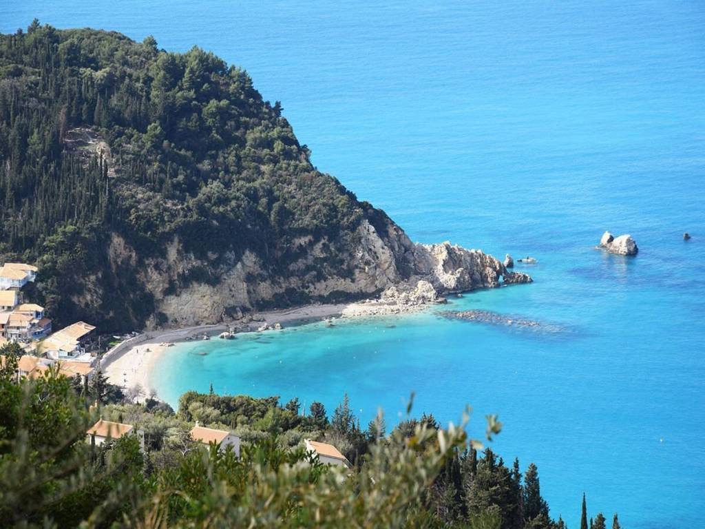 Υπέροχή θέα προς τη παραλία του Αγίου Νικήτα