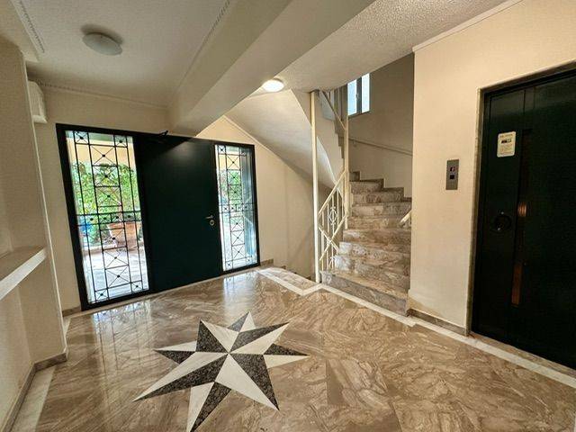 Κεντρική είσοδος - ασανσέρ