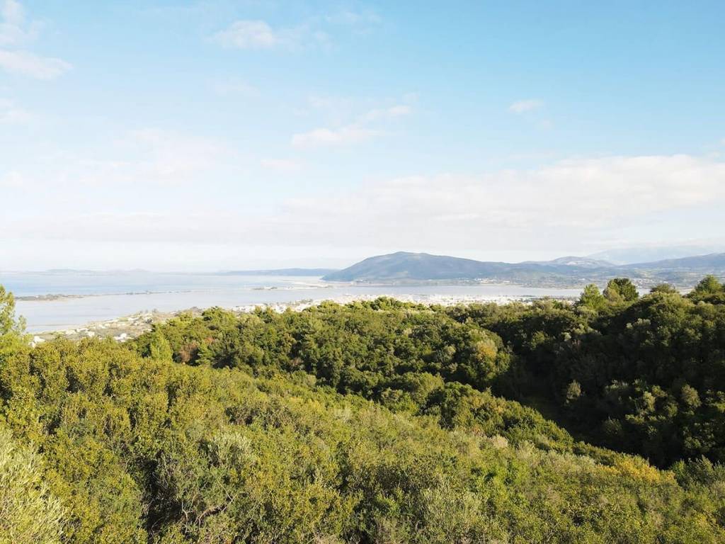 Η θέα προς τη πόλη της Λευκάδας