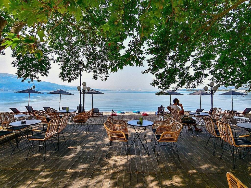 ΚΑΤΩ ΑΠΟ ΤΑ ΠΛΑΤΑΝΙΑ ΣΤΟ ΓΡΙΜΠΟΒΟ ΝΑΥΠΑΚΤΟΥ