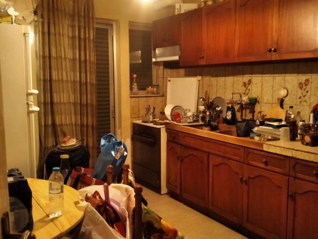 Η κουζίνα που βλέπει στο μπαλκόνι