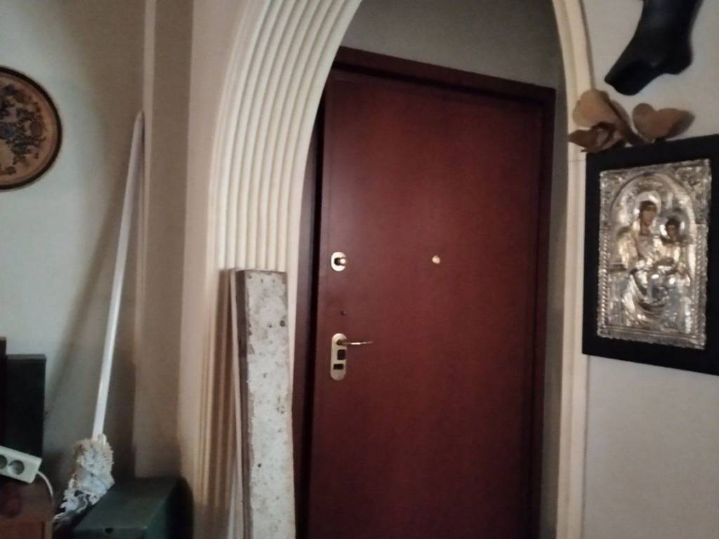 Η είσοδος του διαμερίσματος με τη πόρτα ασφαλείας