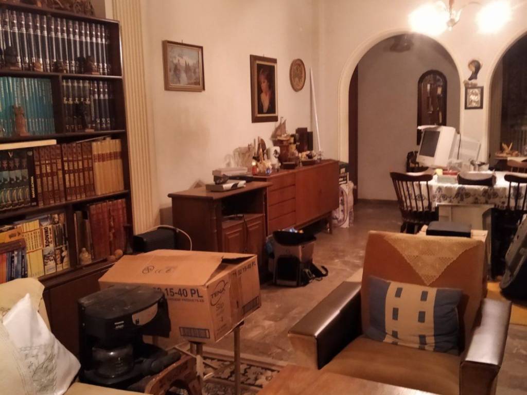 Ο χώρος του καθιστικού που οδηγεί στην είσοδο .