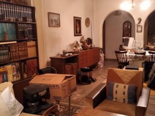 Ο χώρος του καθιστικού που οδηγεί στην είσοδο .