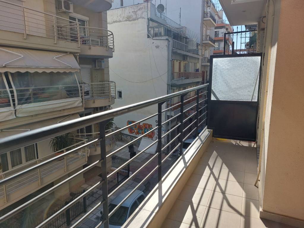 Το μπαλκονι με το διαχωρηστικο